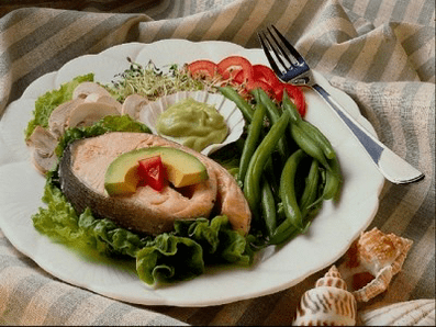 Il pesce con verdure è incluso nella dieta per dimagrire