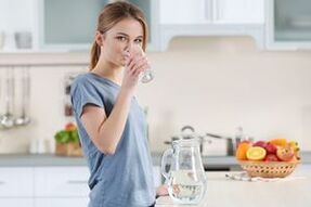 Bevi acqua pura durante una dieta idratante