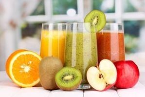 Succhi appena spremuti di verdura, frutta o bacche sono nel menu della dieta alimentare